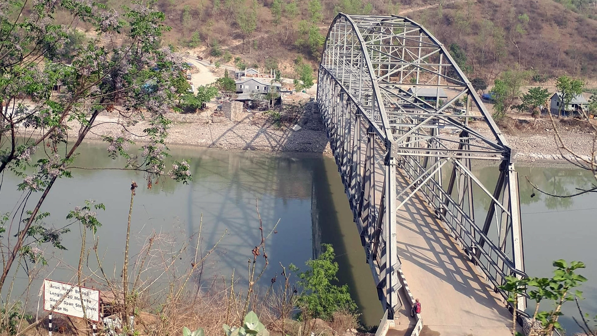 पुलको नट बोल्ट भाँचिएपछि सवारीसाधन आलोपालो चलाउँदै